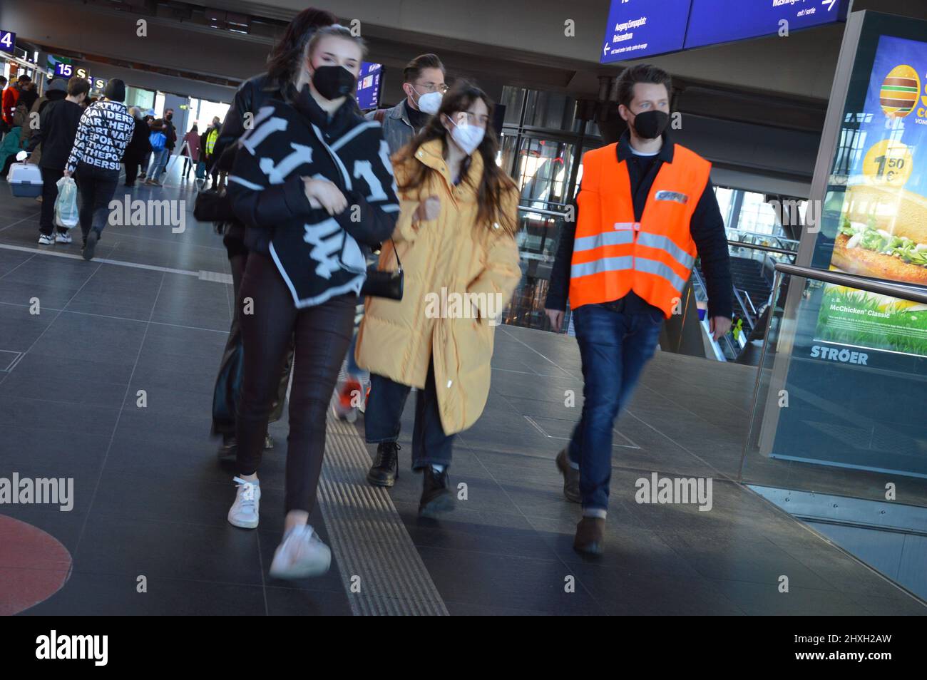 Les réfugiés d'Ukraine arrivent à la gare principale de Berlin, Allemagne - 12 mars 2022. Banque D'Images