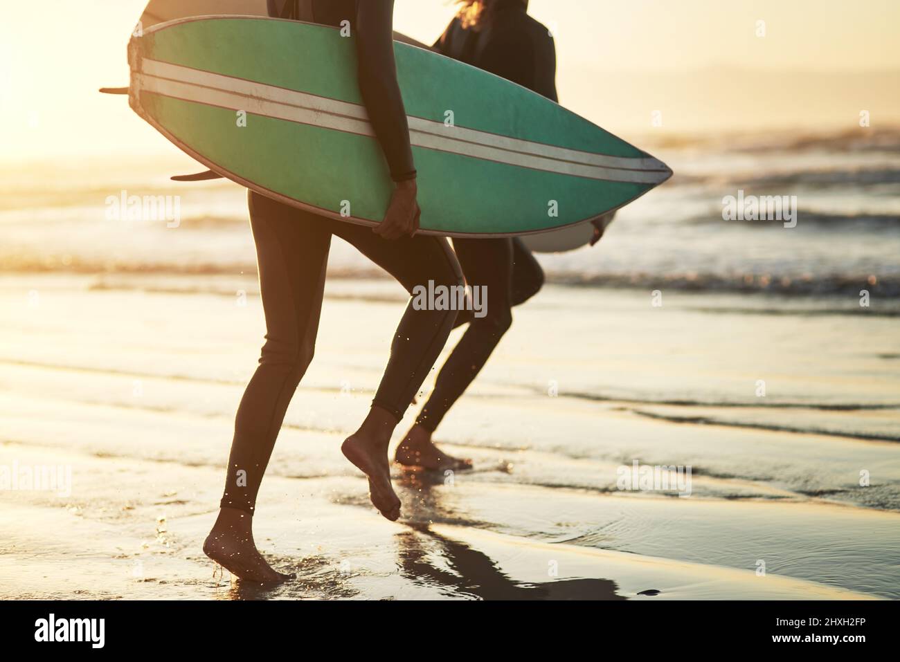 La vie est une aventure, vivez-la. Photo d'un jeune couple méconnaissable qui navigue sur la plage. Banque D'Images