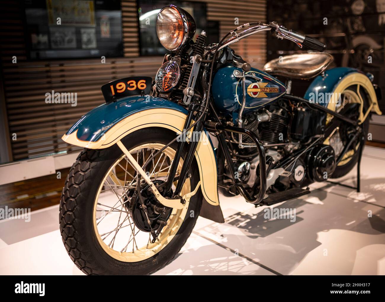 La moto El 1936 avec un nouveau style. Il est situé au musée Harley-Davidson à Milwaukee, Wisconsin, États-Unis Banque D'Images