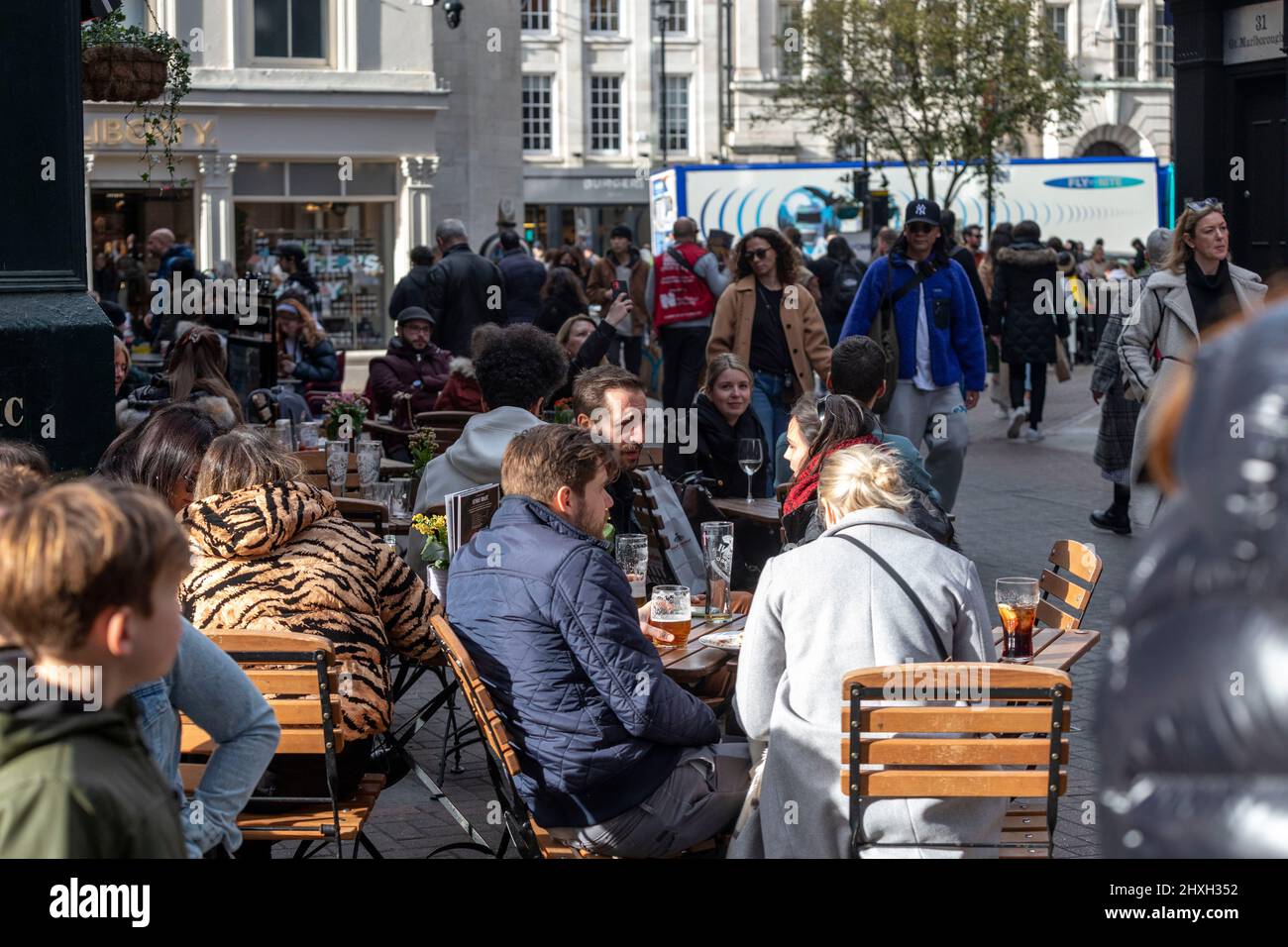 La vie quotidienne des gens à Londres comme les restrictions COVID ont été levées. Copyright Belinda Jiao jiao.bilin@gmail.com 07598931257 https://www.belindajiao.co Banque D'Images