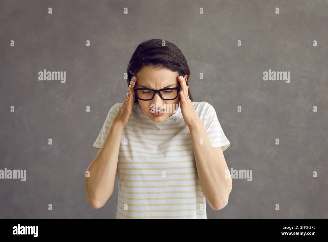 Stress malade jeune femme se sentant fort mal de tête terrible tir en studio Banque D'Images