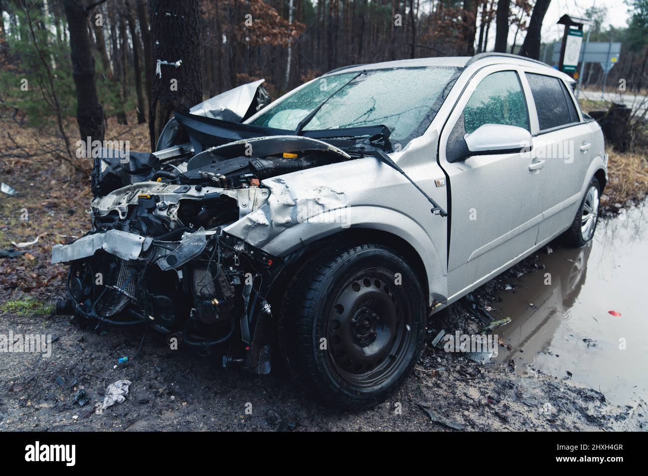 Pare-chocs avant détruit d'une voiture de tourisme Varsovie en périphérie de la Pologne . Photo de haute qualité Banque D'Images