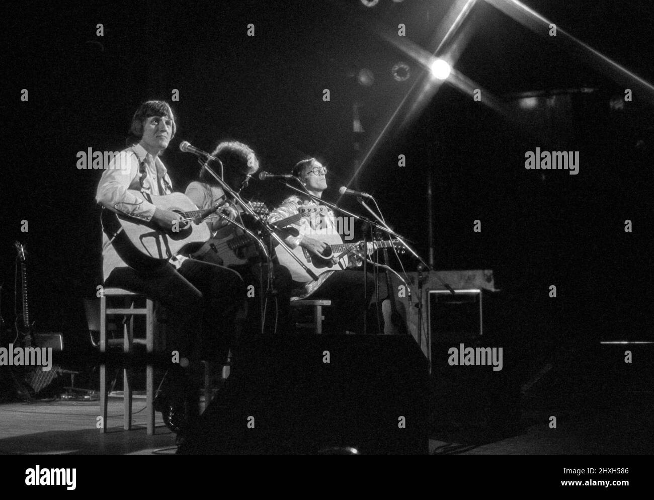 Les musiciens anglais Bruce Welch, Alan Jones et Hank Marvin se produisent au Royal Albert Hall, Londres, Angleterre en 1977. Banque D'Images