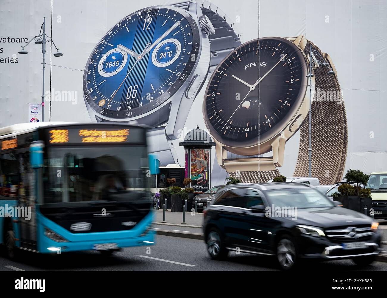 Bucarest, Roumanie - 23 février 2022 : une publicité pour Huawei Watch GT 3 est affichée sur une très grande bannière sur Athenee Palace Hilton Bucarest Banque D'Images