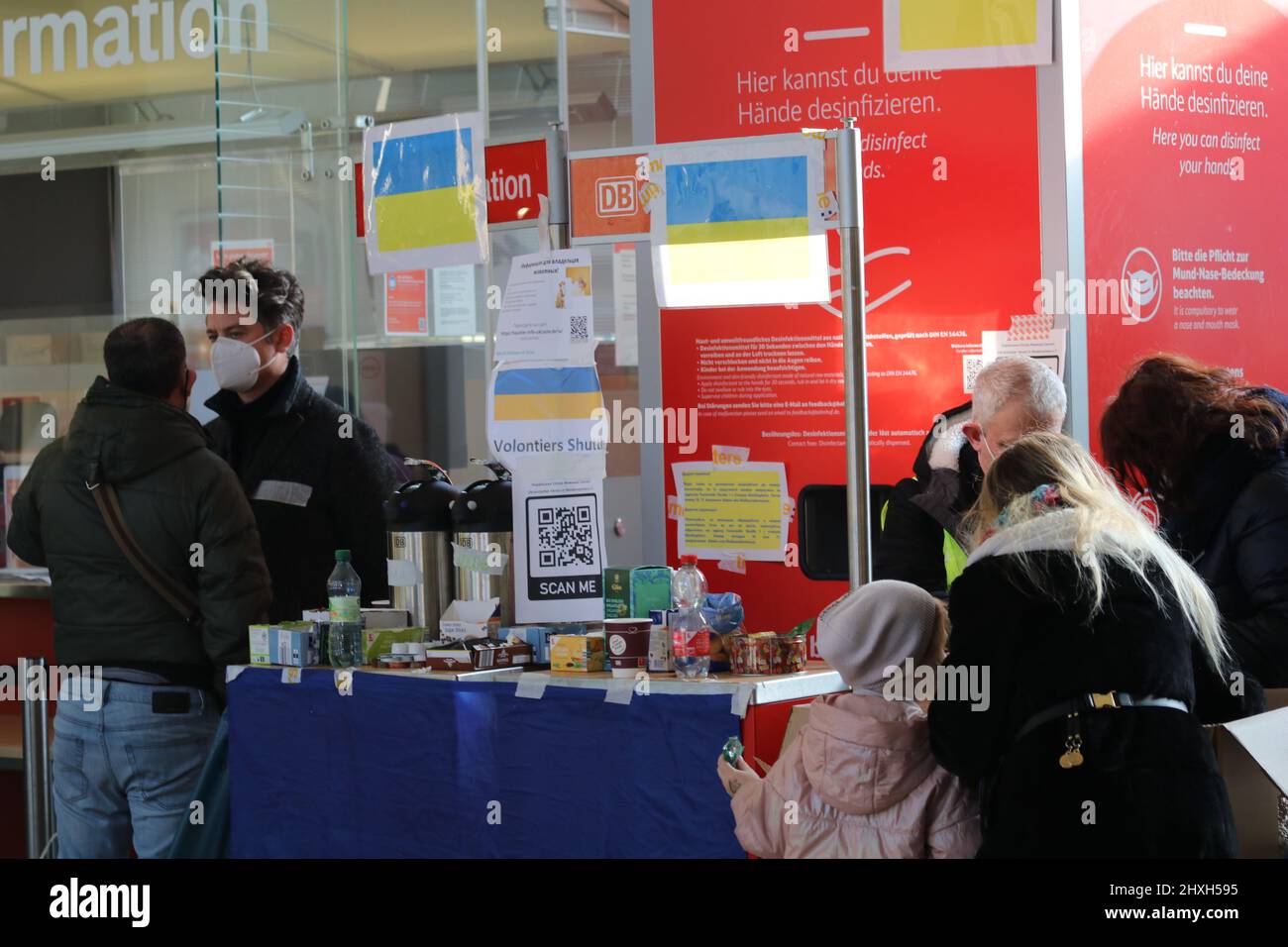 Hanovre, Allemagne. 12th mars 2022. Des volontaires assistant les réfugiés ukrainiens arrivant le samedi 12 mars 2022 à la gare centrale de Hanovre en Allemagne. Les bénévoles de la gare leur ont fourni de la nourriture et de l'eau. Les bénévoles les emprennent de la gare jusqu'à leur lieu de résidence. (Photo de Tubal Sapkota/Pacific Press) crédit: Pacific Press Media production Corp./Alay Live News Banque D'Images
