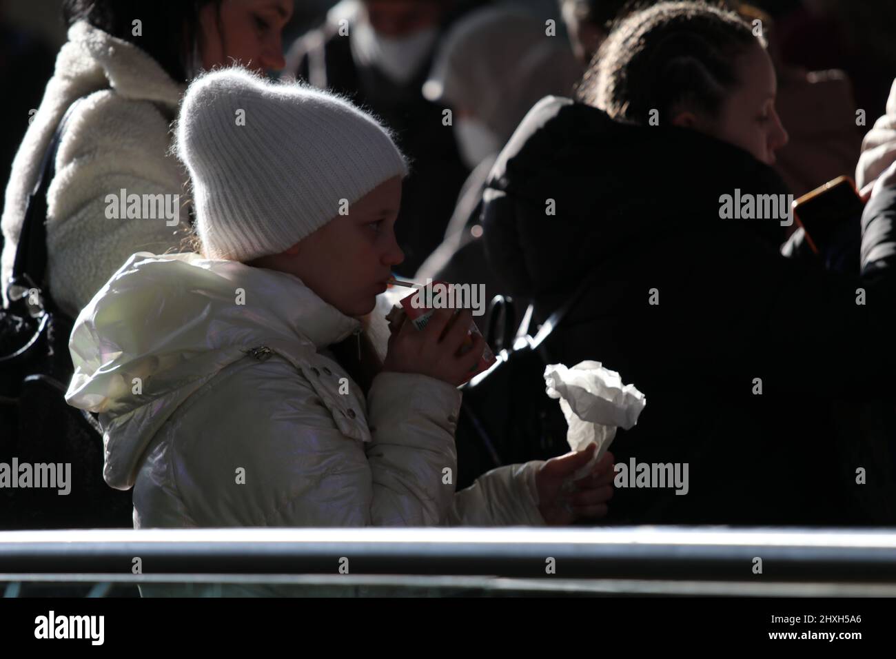 Hanovre, Allemagne. 12th mars 2022. Une réfugiée ukrainienne à la gare centrale de Hanovre en Allemagne le samedi 12 mars 2022. En raison de la guerre en cours, elle a quitté son pays et est arrivée en Allemagne pour sauver sa vie. (Photo de Tubal Sapkota/Pacific Press) crédit: Pacific Press Media production Corp./Alay Live News Banque D'Images