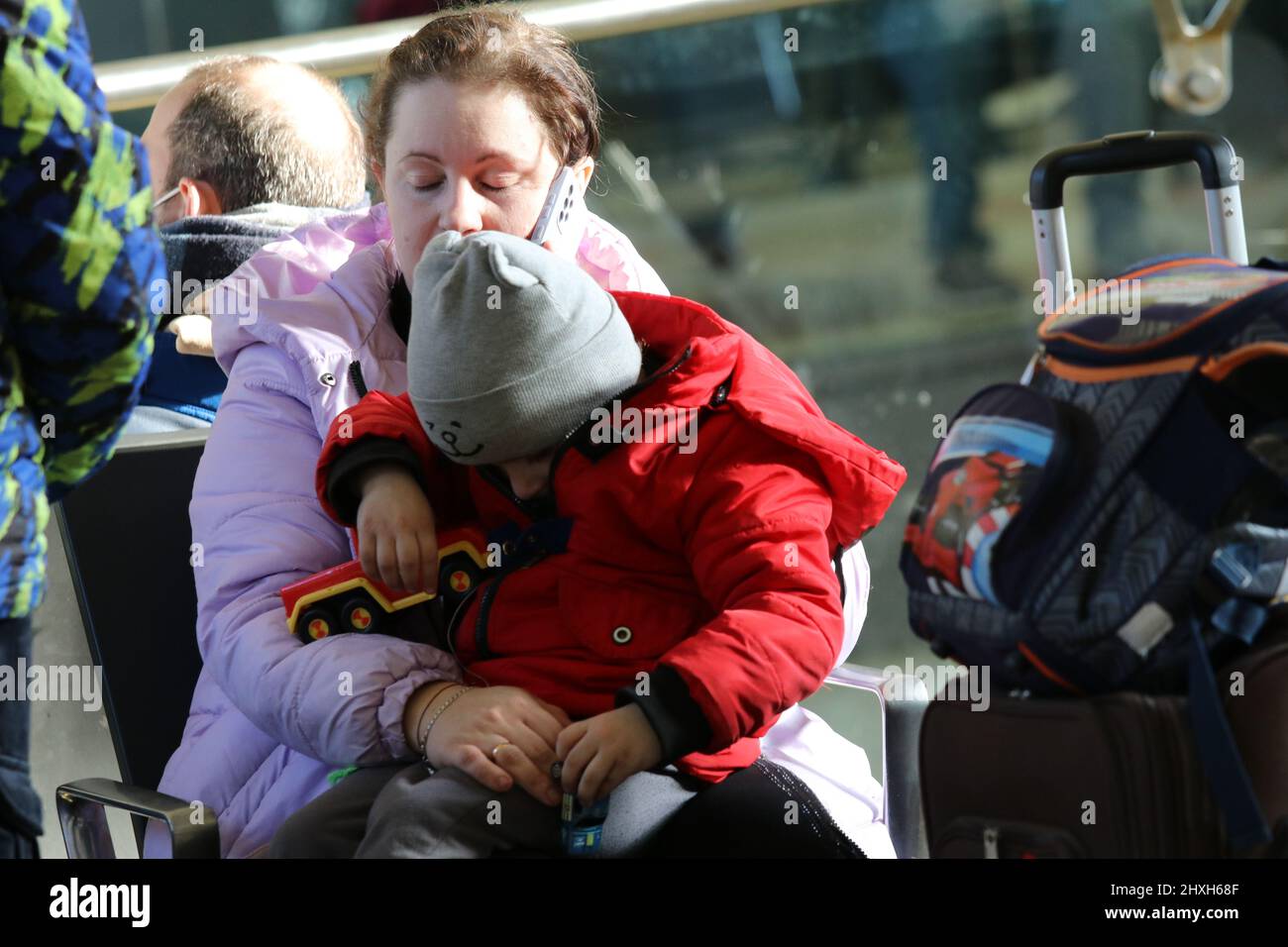 Hanovre, Basse-Saxe, Allemagne. 12th mars 2022. Mère et bébé réfugiés ukrainiens à la gare centrale de Hanovre en Allemagne le samedi 12 mars 2022. En raison de la guerre en cours, ils ont quitté leur pays et sont arrivés en Allemagne afin de sauver leur vie. (Credit image: © Tubal Sapkota/Pacific Press via ZUMA Press Wire) Banque D'Images