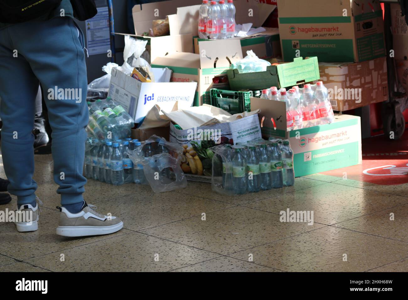 Hanovre, Basse-Saxe, Allemagne. 12th mars 2022. Nourriture et eau pour les réfugiés ukrainiens arrivant à la gare centrale de Hanovre en Allemagne. (Credit image: © Tubal Sapkota/Pacific Press via ZUMA Press Wire) Banque D'Images