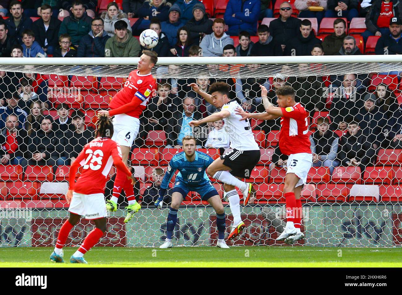 Oakwell, Barnsley, Angleterre - 12th mars 2022 Marek Rodák Goalkeeper de Fulham observe l'action devant lui - pendant le jeu Barnsley v Fulham, Sky Bet EFL Championship 2021/22, à Oakwell, Barnsley, Angleterre - 12th mars 2022 crédit: Arthur Haigh/WhiteRosePhotos/Alay Live News Banque D'Images