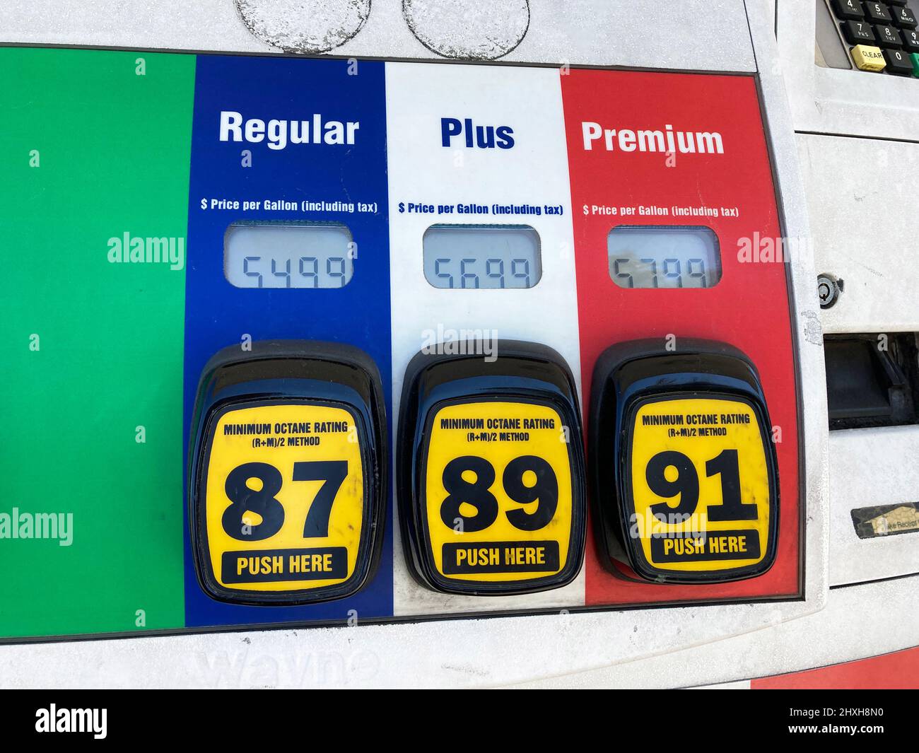 Gros plan de l'affichage LED sur une pompe à carburant de la station-service en Californie. Le prix moyen de l'essence en Californie a dépassé 5 dollars le gallon - San Jos Banque D'Images