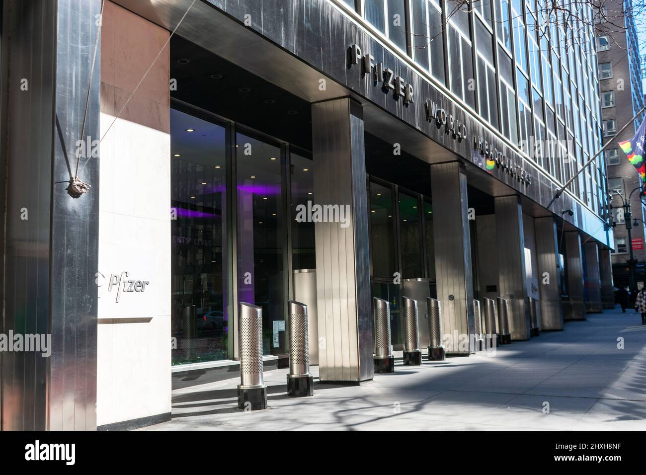 Signe Pfizer, logo sur la façade de la société pharmaceutique et biotechnologique dont le siège social est situé au 42nd Street à Manhattan. - New York, États-Unis, 2022 Banque D'Images