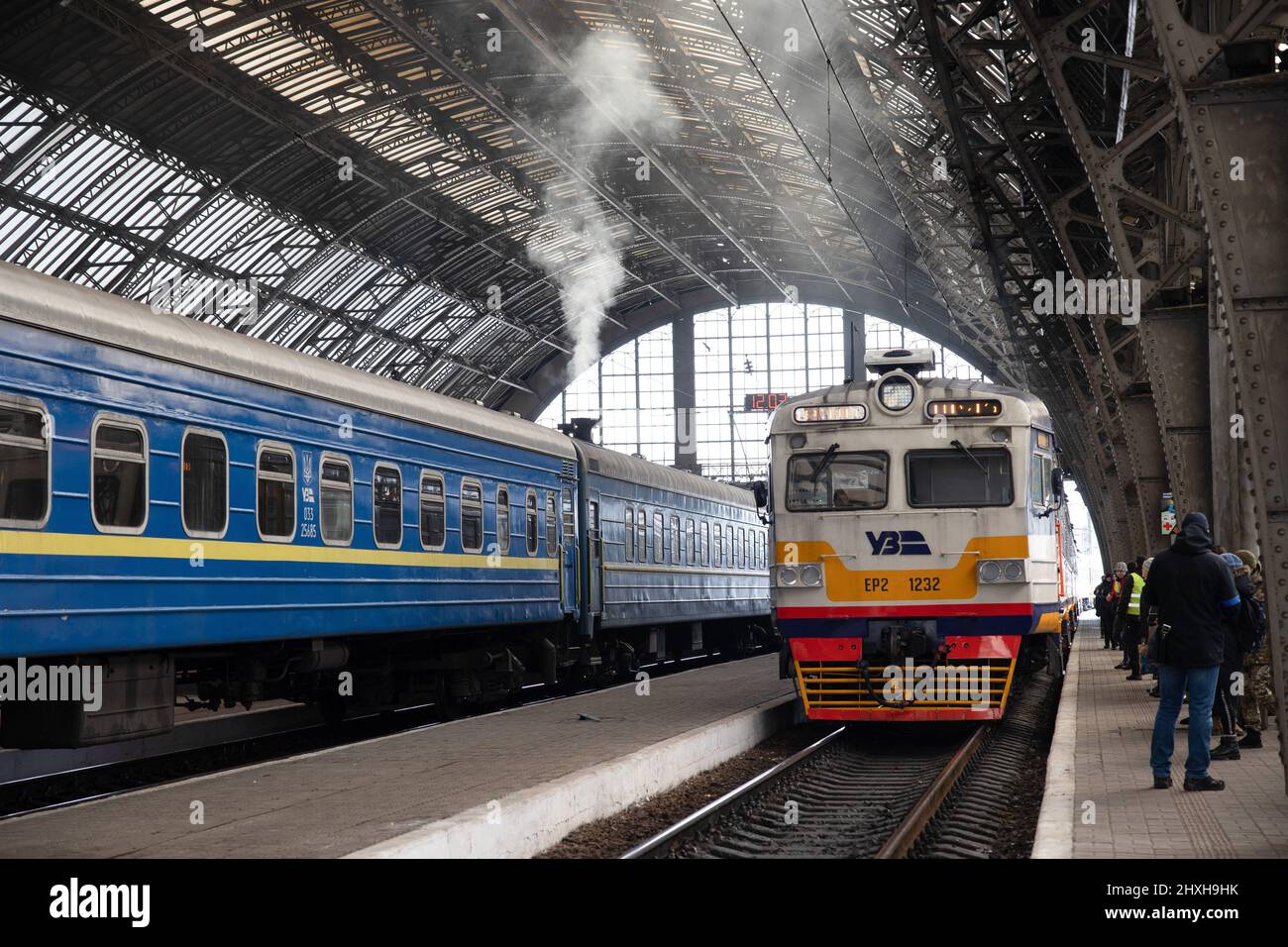 Lviv, Ukraine. 12th mars 2022. Un train vu arrivant à la plate-forme de la gare de Lviv. Lviv, la plus grande ville de l'ouest de l'Ukraine, est maintenant devenue un centre de transit pour les femmes et les enfants qui fuient vers l'Europe, tandis que les hommes retournent et voyagent vers l'est de l'Ukraine pour défendre le pays. Crédit : SOPA Images Limited/Alamy Live News Banque D'Images