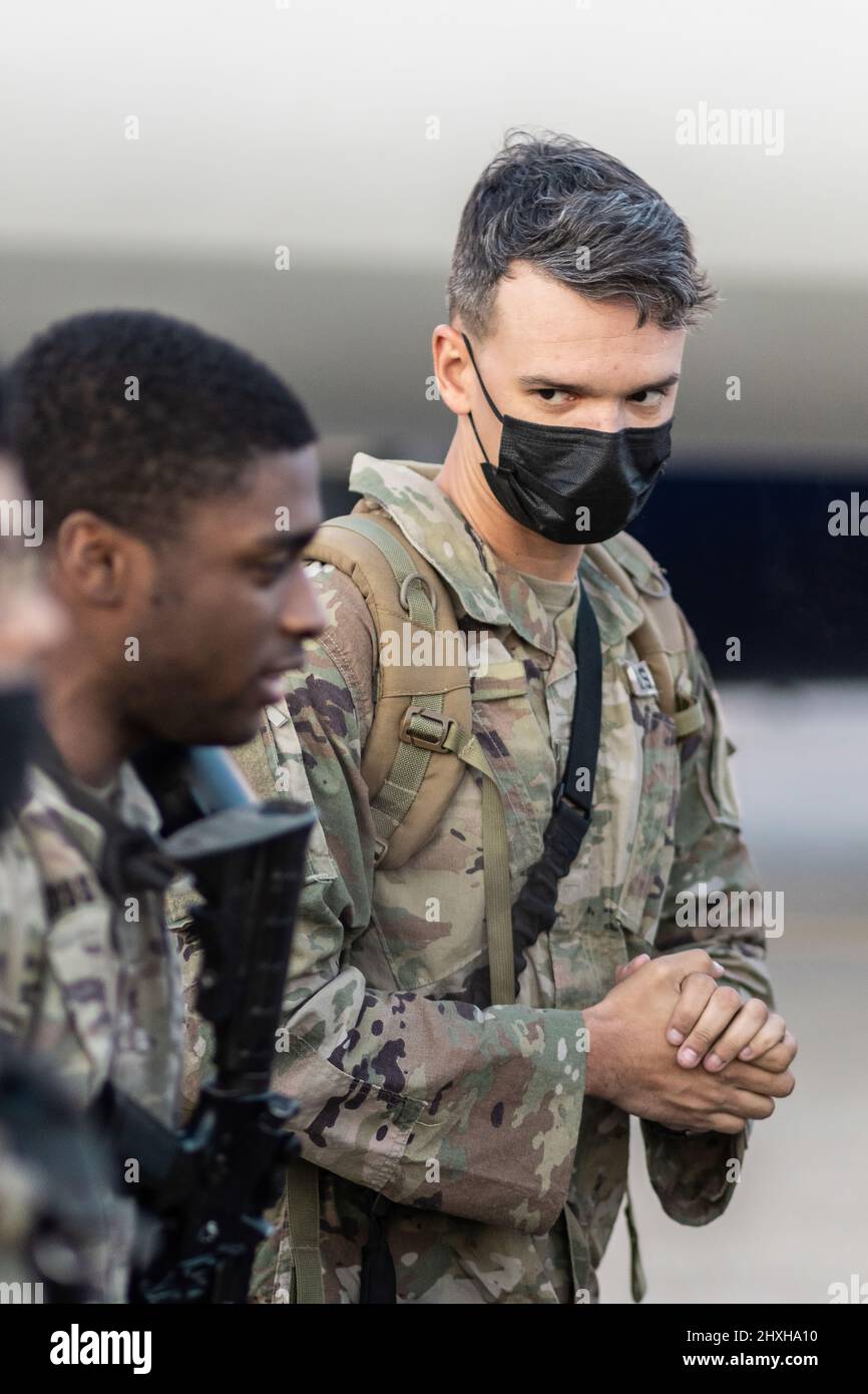 LES soldats AMÉRICAINS de l’Armée de terre de la Brigade blindée de 1st, Division d’infanterie 3rd, arrivent à l’aéroport international de Nuremberg le 28 février 2022 dans le cadre de la contribution des États-Unis à la Force de réaction de l’OTAN (NRF). Les soldats basés à fort Stewart, en Géorgie, seront basés dans la zone d'entraînement de Grafenwöhr, dans l'État allemand de Bavière. Les États-Unis envoient des milliers de troupes en Europe pour participer à la NRF, qui a été activée pour la première fois dans l'histoire dans un contexte de défense collective. (Photo OTAN) Banque D'Images LES soldats AMÉRICAINS de l’Armée de terre de la Brigade blindée de 1st, Division d’infanterie 3rd, arrivent à l’aéroport international de Nuremberg le 28 février 2022 dans le cadre de la contribution des États-Unis à la Force de réaction de l’OTAN (NRF). Les soldats basés à fort Stewart, en Géorgie, seront basés dans la zone d'entraînement de Grafenwöhr, dans l'État allemand de Bavière. Les États-Unis envoient des milliers de troupes en Europe pour participer à la NRF, qui a été activée pour la première fois dans l'histoire dans un contexte de défense collective. (Photo OTAN) Banque D'Images