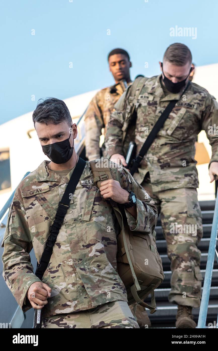 LES soldats AMÉRICAINS de l’Armée de terre de la Brigade blindée de 1st, Division d’infanterie 3rd, arrivent à l’aéroport international de Nuremberg le 28 février 2022 dans le cadre de la contribution des États-Unis à la Force de réaction de l’OTAN (NRF). Les soldats basés à fort Stewart, en Géorgie, seront basés dans la zone d'entraînement de Grafenwöhr, dans l'État allemand de Bavière. Les États-Unis envoient des milliers de troupes en Europe pour participer à la NRF, qui a été activée pour la première fois dans l'histoire dans un contexte de défense collective. (Photo OTAN) Banque D'Images LES soldats AMÉRICAINS de l’Armée de terre de la Brigade blindée de 1st, Division d’infanterie 3rd, arrivent à l’aéroport international de Nuremberg le 28 février 2022 dans le cadre de la contribution des États-Unis à la Force de réaction de l’OTAN (NRF). Les soldats basés à fort Stewart, en Géorgie, seront basés dans la zone d'entraînement de Grafenwöhr, dans l'État allemand de Bavière. Les États-Unis envoient des milliers de troupes en Europe pour participer à la NRF, qui a été activée pour la première fois dans l'histoire dans un contexte de défense collective. (Photo OTAN) Banque D'Images