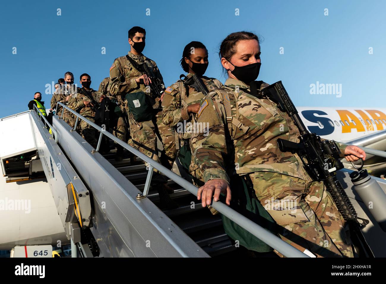 LES soldats AMÉRICAINS de l’Armée de terre de la Brigade blindée de 1st, Division d’infanterie 3rd, arrivent à l’aéroport international de Nuremberg le 28 février 2022 dans le cadre de la contribution des États-Unis à la Force de réaction de l’OTAN (NRF). Les soldats basés à fort Stewart, en Géorgie, seront basés dans la zone d'entraînement de Grafenwöhr, dans l'État allemand de Bavière. Les États-Unis envoient des milliers de troupes en Europe pour participer à la NRF, qui a été activée pour la première fois dans l'histoire dans un contexte de défense collective. (Photo OTAN) Banque D'Images LES soldats AMÉRICAINS de l’Armée de terre de la Brigade blindée de 1st, Division d’infanterie 3rd, arrivent à l’aéroport international de Nuremberg le 28 février 2022 dans le cadre de la contribution des États-Unis à la Force de réaction de l’OTAN (NRF). Les soldats basés à fort Stewart, en Géorgie, seront basés dans la zone d'entraînement de Grafenwöhr, dans l'État allemand de Bavière. Les États-Unis envoient des milliers de troupes en Europe pour participer à la NRF, qui a été activée pour la première fois dans l'histoire dans un contexte de défense collective. (Photo OTAN) Banque D'Images