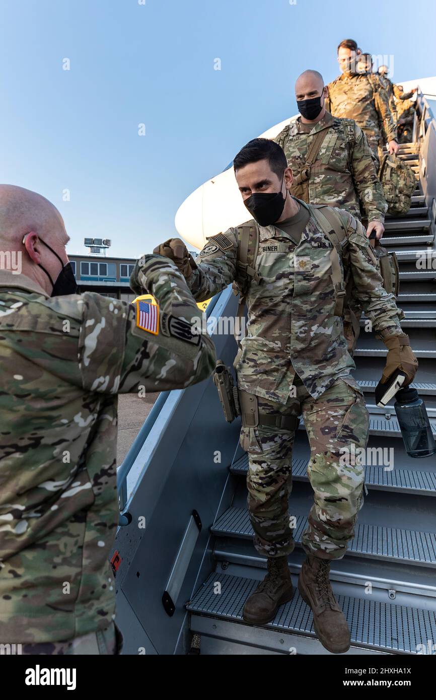 LES soldats AMÉRICAINS de l’Armée de terre de la Brigade blindée de 1st, Division d’infanterie 3rd, arrivent à l’aéroport international de Nuremberg le 28 février 2022 dans le cadre de la contribution des États-Unis à la Force de réaction de l’OTAN (NRF). Les soldats basés à fort Stewart, en Géorgie, seront basés dans la zone d'entraînement de Grafenwöhr, dans l'État allemand de Bavière. Les États-Unis envoient des milliers de troupes en Europe pour participer à la NRF, qui a été activée pour la première fois dans l'histoire dans un contexte de défense collective. (Photo OTAN) Banque D'Images LES soldats AMÉRICAINS de l’Armée de terre de la Brigade blindée de 1st, Division d’infanterie 3rd, arrivent à l’aéroport international de Nuremberg le 28 février 2022 dans le cadre de la contribution des États-Unis à la Force de réaction de l’OTAN (NRF). Les soldats basés à fort Stewart, en Géorgie, seront basés dans la zone d'entraînement de Grafenwöhr, dans l'État allemand de Bavière. Les États-Unis envoient des milliers de troupes en Europe pour participer à la NRF, qui a été activée pour la première fois dans l'histoire dans un contexte de défense collective. (Photo OTAN) Banque D'Images
