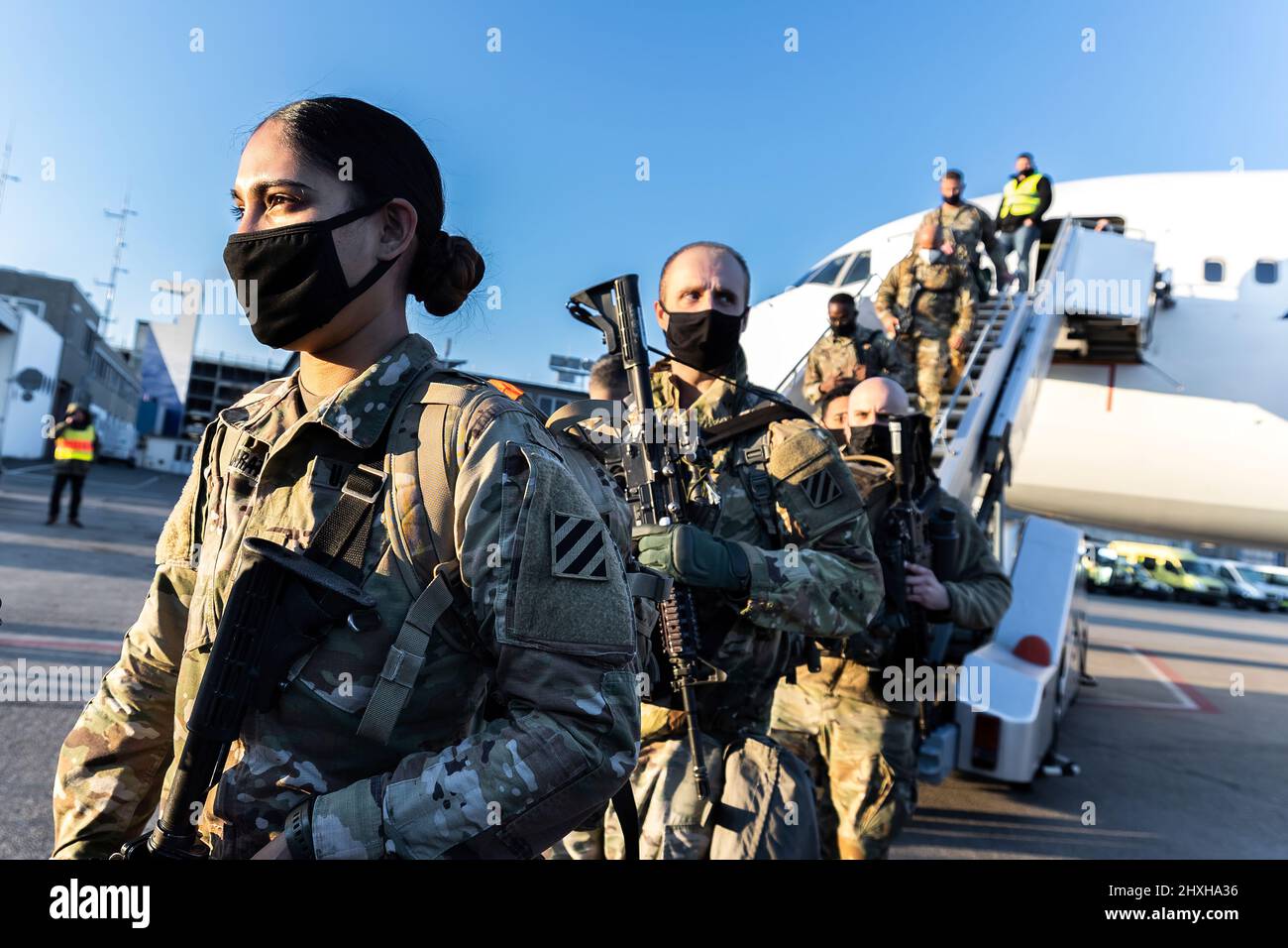 LES soldats AMÉRICAINS de l’Armée de terre de la Brigade blindée de 1st, Division d’infanterie 3rd, arrivent à l’aéroport international de Nuremberg le 28 février 2022 dans le cadre de la contribution des États-Unis à la Force de réaction de l’OTAN (NRF). Les soldats basés à fort Stewart, en Géorgie, seront basés dans la zone d'entraînement de Grafenwöhr, dans l'État allemand de Bavière. Les États-Unis envoient des milliers de troupes en Europe pour participer à la NRF, qui a été activée pour la première fois dans l'histoire dans un contexte de défense collective. (Photo OTAN) Banque D'Images LES soldats AMÉRICAINS de l’Armée de terre de la Brigade blindée de 1st, Division d’infanterie 3rd, arrivent à l’aéroport international de Nuremberg le 28 février 2022 dans le cadre de la contribution des États-Unis à la Force de réaction de l’OTAN (NRF). Les soldats basés à fort Stewart, en Géorgie, seront basés dans la zone d'entraînement de Grafenwöhr, dans l'État allemand de Bavière. Les États-Unis envoient des milliers de troupes en Europe pour participer à la NRF, qui a été activée pour la première fois dans l'histoire dans un contexte de défense collective. (Photo OTAN) Banque D'Images