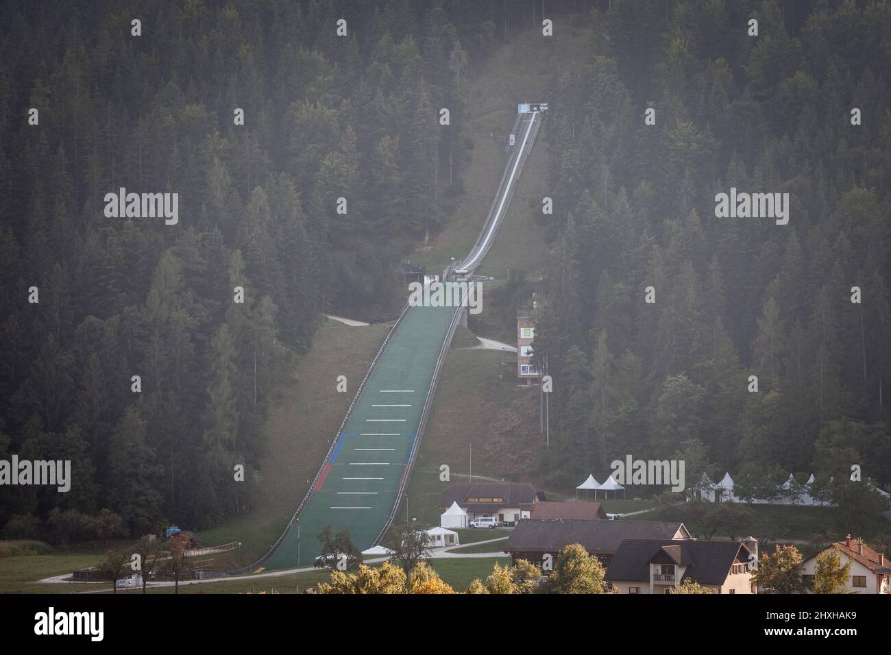 Photo d'une colline de saut à ski vue d'en haut à Ljubno ob savinji, en Slovénie. Une colline de saut à ski est une salle de sports utilisée pour le saut à ski. Elles varient Banque D'Images
