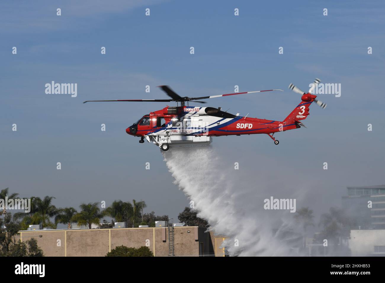 San Diego Fire-Rescue Copter 3 fait une goutte d'eau Banque D'Images