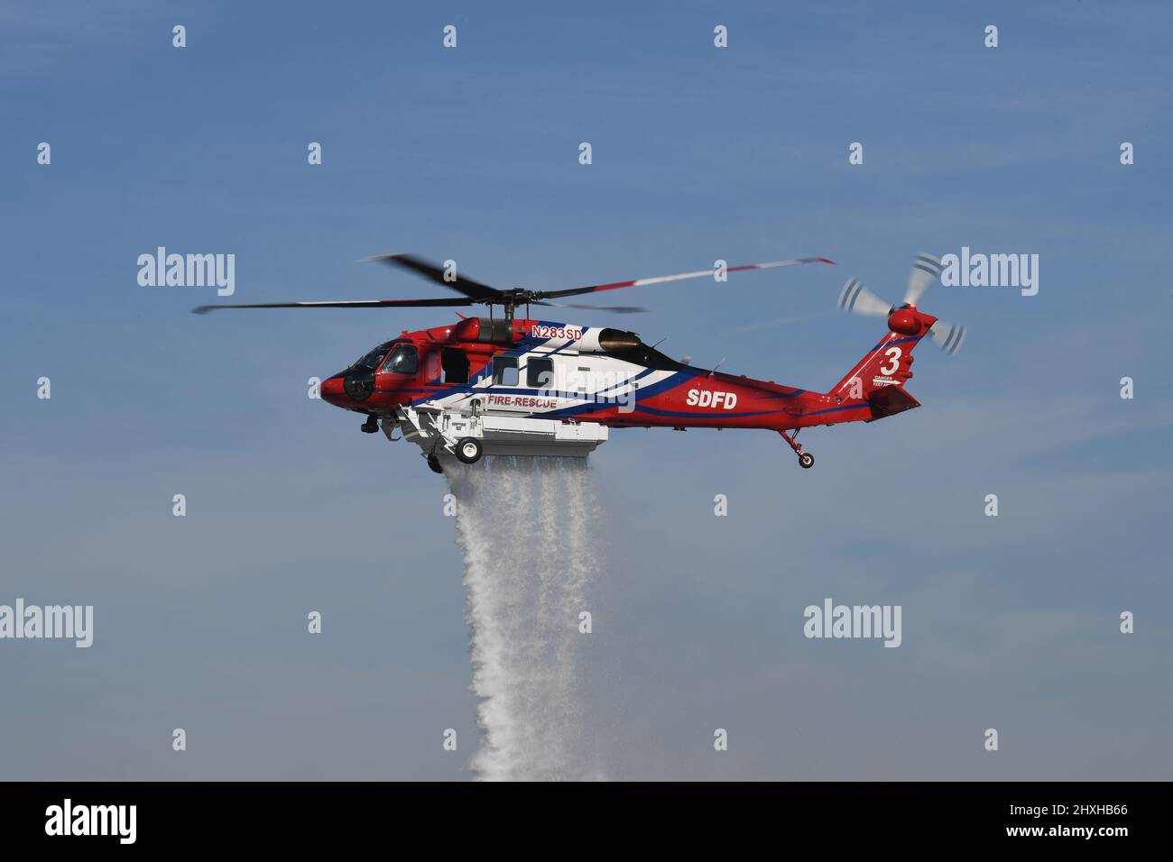 San Diego Fire-Rescue Copter 3 fait une goutte d'eau Banque D'Images