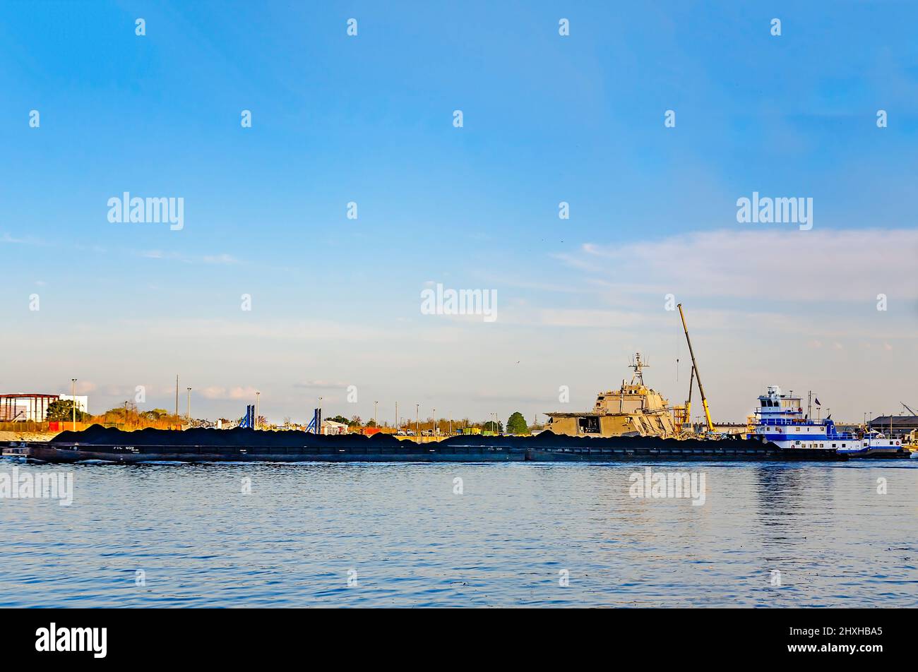 Le remorqueur Alice Parker pousse une barge de charbon sur la rivière Mobile près du port de Mobile, le 10 mars 2022, à Mobile, Alabama. Banque D'Images