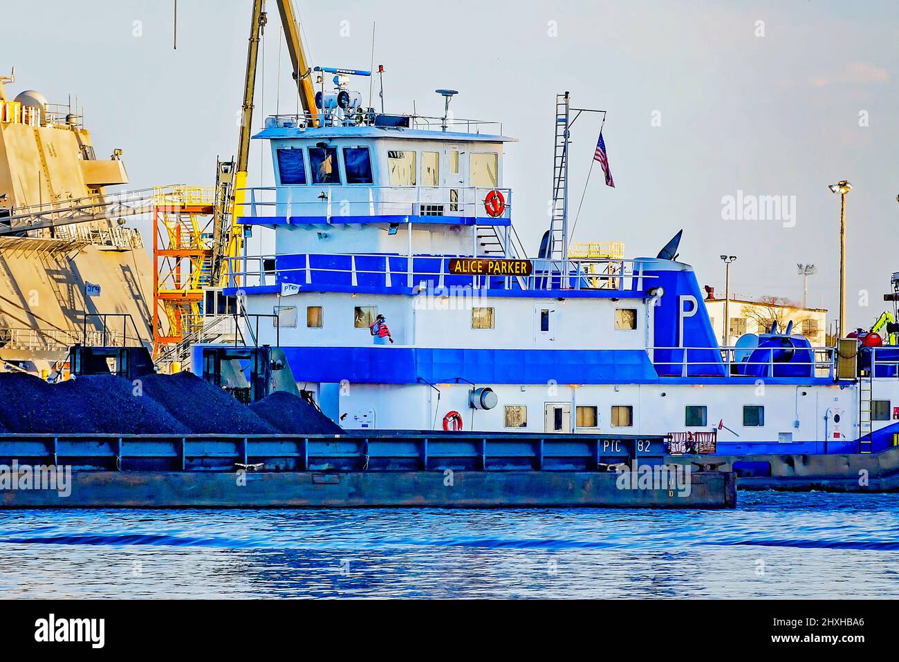 Le remorqueur Alice Parker pousse une barge de charbon sur la rivière Mobile près du port de Mobile, le 10 mars 2022, à Mobile, Alabama. Banque D'Images