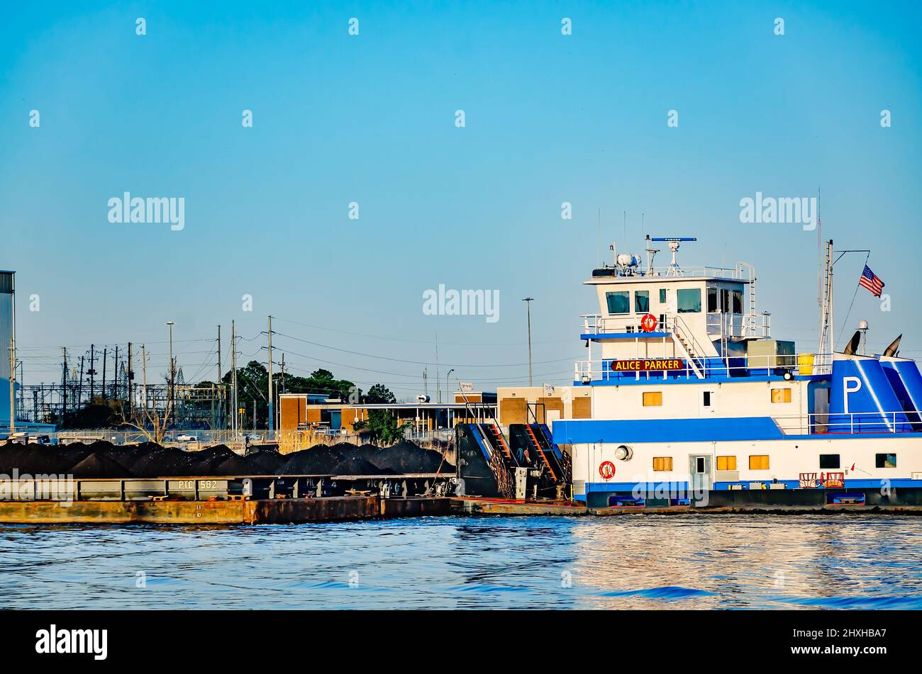 Le remorqueur Alice Parker pousse une barge de charbon sur la rivière Mobile près du port de Mobile, le 10 mars 2022, à Mobile, Alabama. Banque D'Images