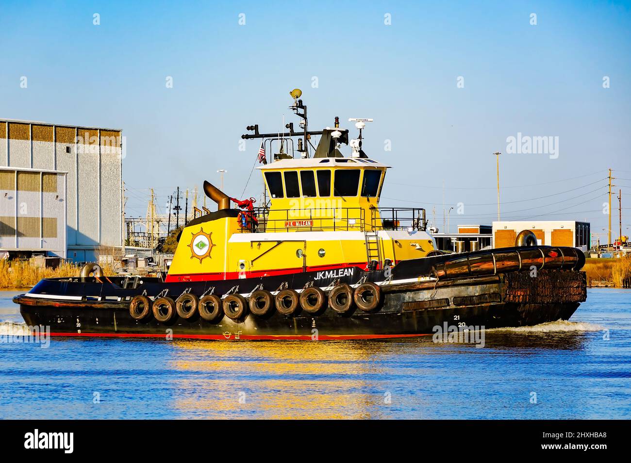 Le J.K. Le remorqueur McLean se déplace le long de la rivière Mobile près du port de Mobile, le 10 mars 2022, à Mobile, Alabama. Banque D'Images