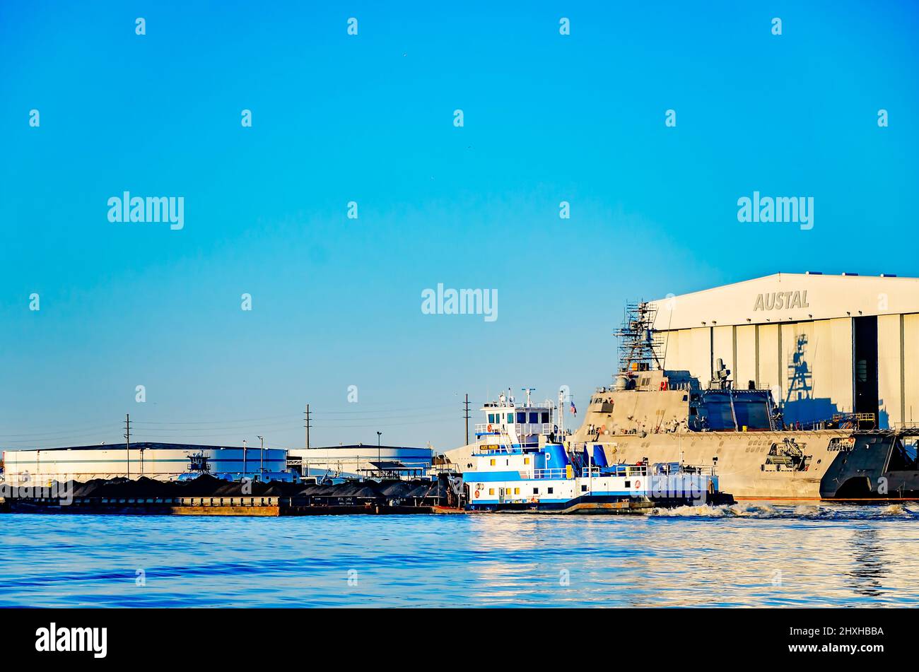 Le remorqueur Alice Parker pousse une barge de charbon au-delà d'Austal USA lorsqu'il parcourt la rivière Mobile, le 10 mars 2022, à Mobile, Alabama. Banque D'Images