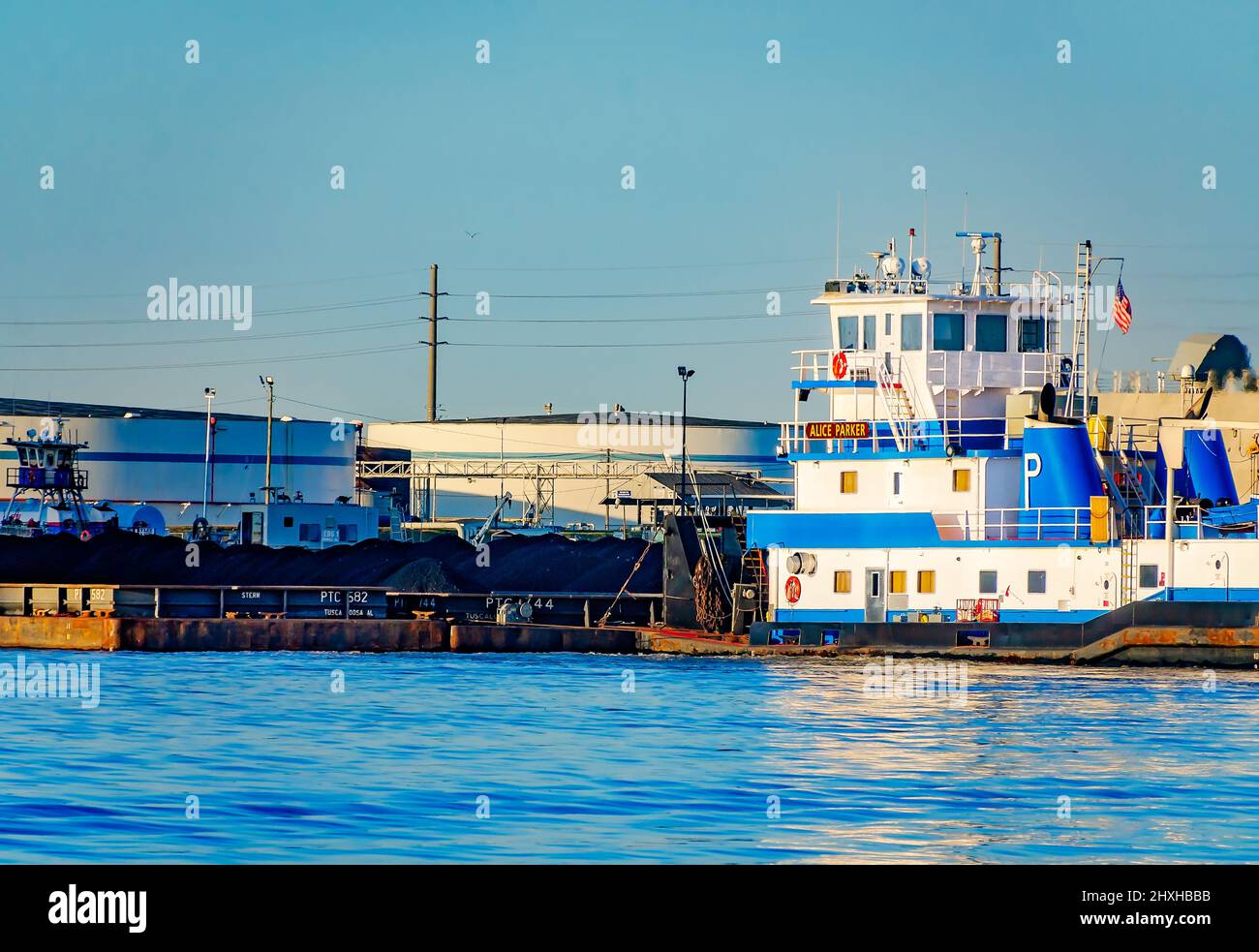 Le remorqueur Alice Parker pousse une barge de charbon sur la rivière Mobile près du port de Mobile, le 10 mars 2022, à Mobile, Alabama. Banque D'Images