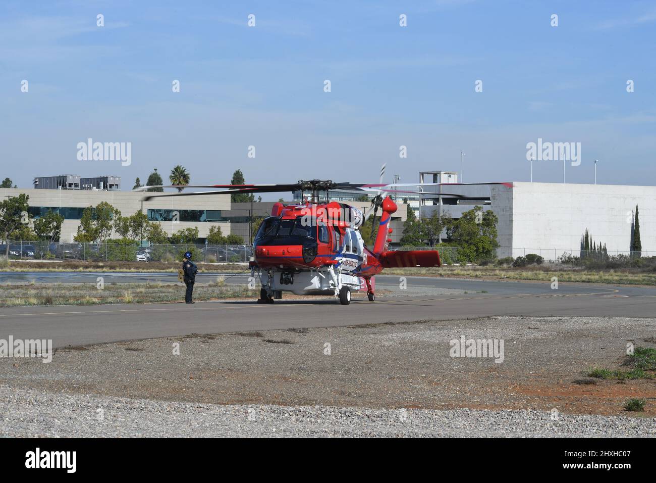Un pompier/ambulancier d'hélicoptère de secours au feu de San Diego supervise le vol de Copter 3 avant le décollage à l'aéroport de Montgomery, à San Diego Banque D'Images