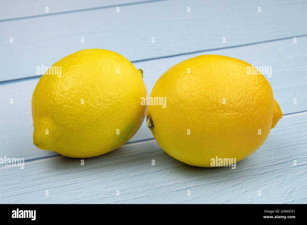 citrons entiers sur fond bleu Banque D'Images