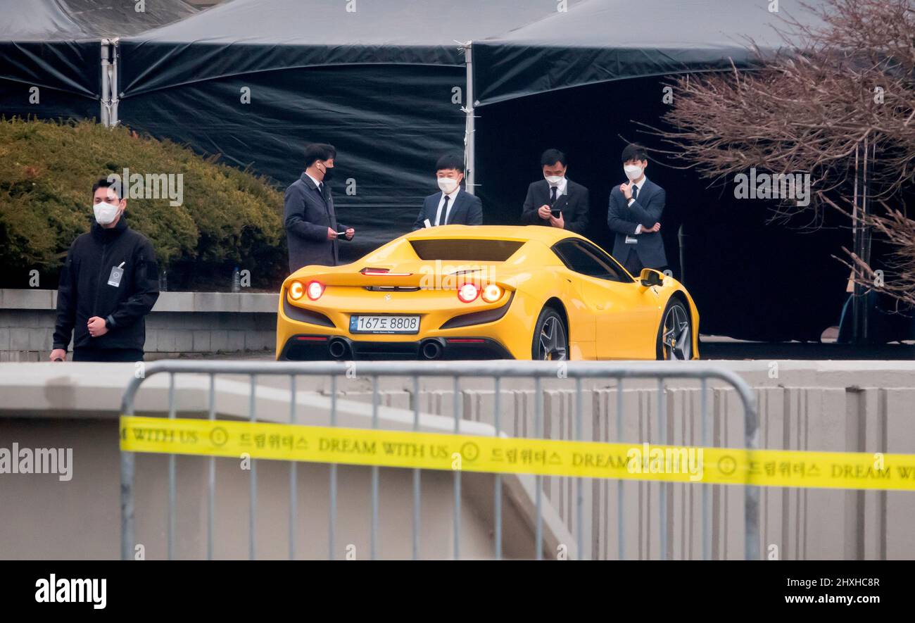 Concert BTS, 12 mars 2022 : Une voiture de luxe est vue à une entrée VIP du Stade Olympique de Séoul, lieu du concert "autorisation BTS de danser sur scène-Séoul" à Séoul, Corée du Sud. Credit: Lee Jae-won/AFLO/Alay Live News Banque D'Images