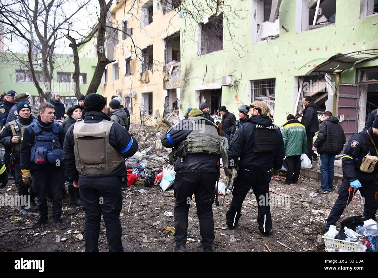 Marioupol, Ukraine. 12th mars 2022. Les secours d'urgence aident les personnes qui ont été récemment évacuées de Marioupol en Ukraine, le samedi 12 mars 2022. Photo par le Service d'urgence de l'Etat d'Ukraine/ Credit: UPI/Alamy Live News Banque D'Images