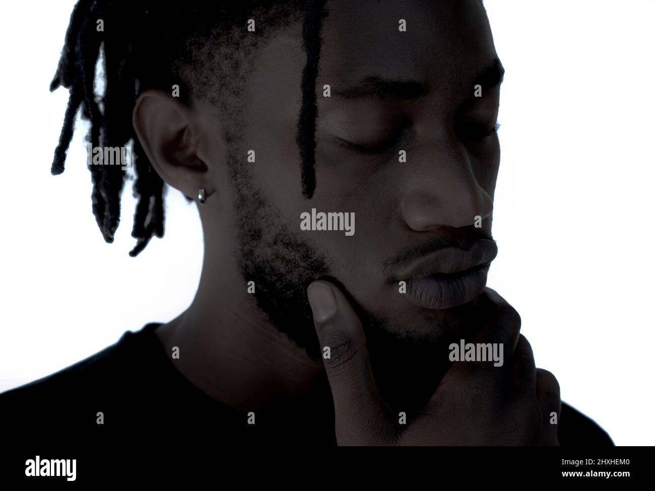 Un portrait d'un jeune homme attrayant sur fond blanc. Banque D'Images