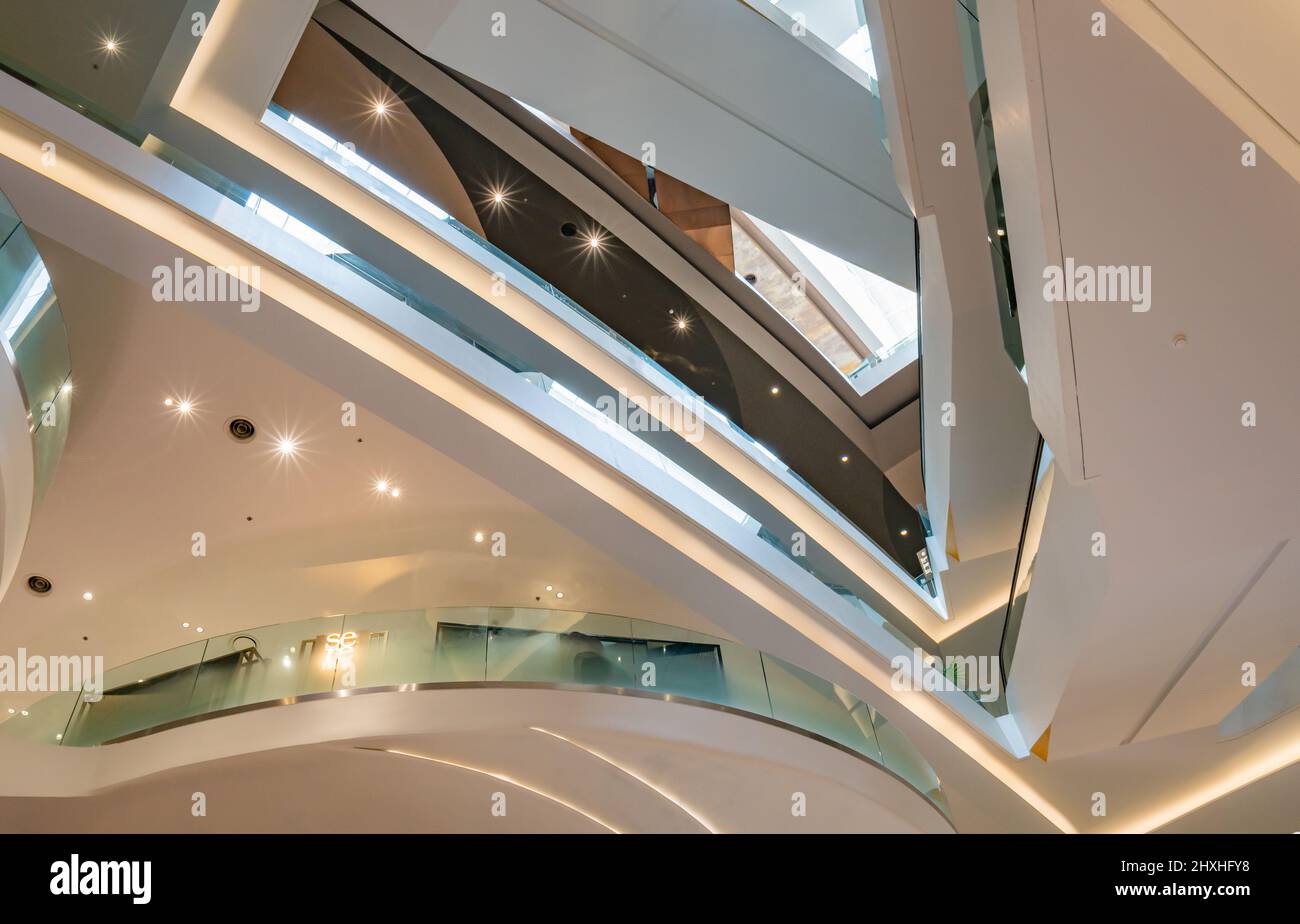 Bangkok, Thaïlande - 10 mars 2022 : vue à l'œil de ver de la belle structure à l'intérieur de l'icône Siam, le grand magasin de luxe à la rivière Chao Phraya. Banque D'Images