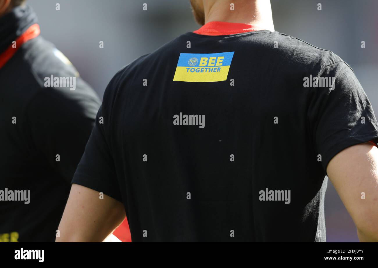 Londres, Angleterre, 12th mars 2022. Les joueurs de Brentford portent une chemise affichant les couleurs du drapeau ukrainien lors de l'échauffement avant le match de la Premier League au Brentford Community Stadium, Londres. Le crédit photo devrait se lire: Paul Terry / Sportimage Banque D'Images