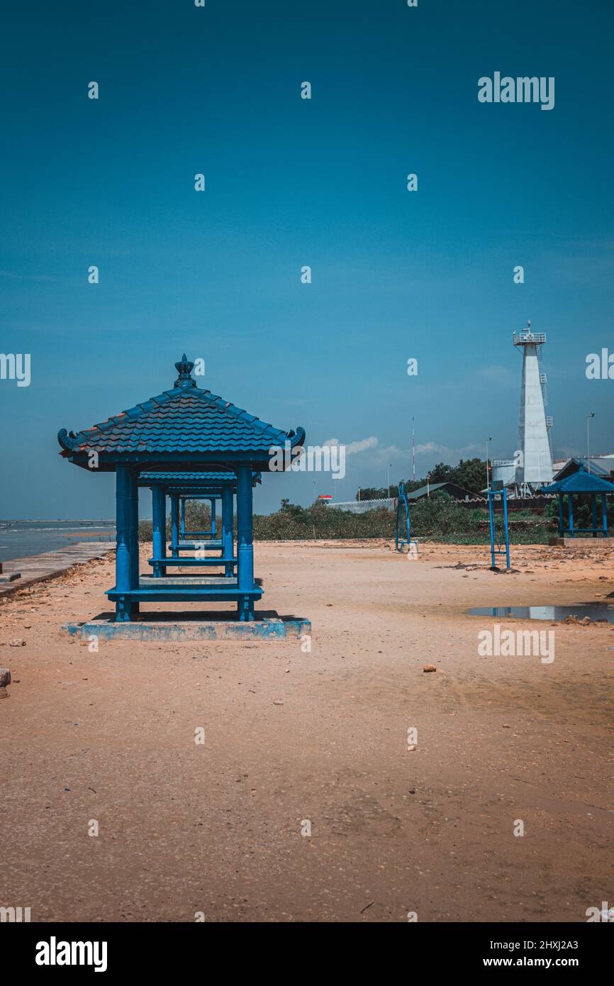 Le belvédère au bord de la plage de Sampang a l'air déserté par les utilisateurs, c'est le résultat d'une plage calme Banque D'Images