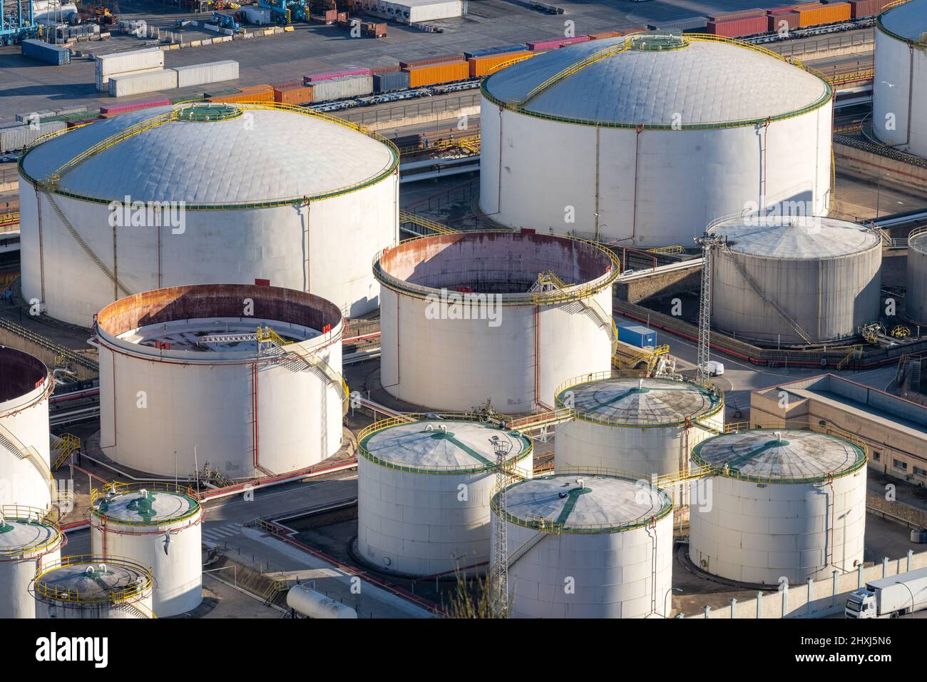 Réservoirs de stockage du pétrole brut vus dans le port commercial de Barcelone Banque D'Images