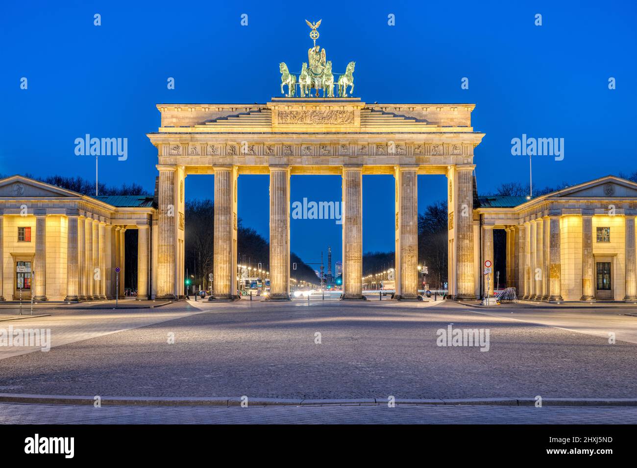 La célèbre porte de Brandebourg illuminée de Berlin à l'aube Banque D'Images