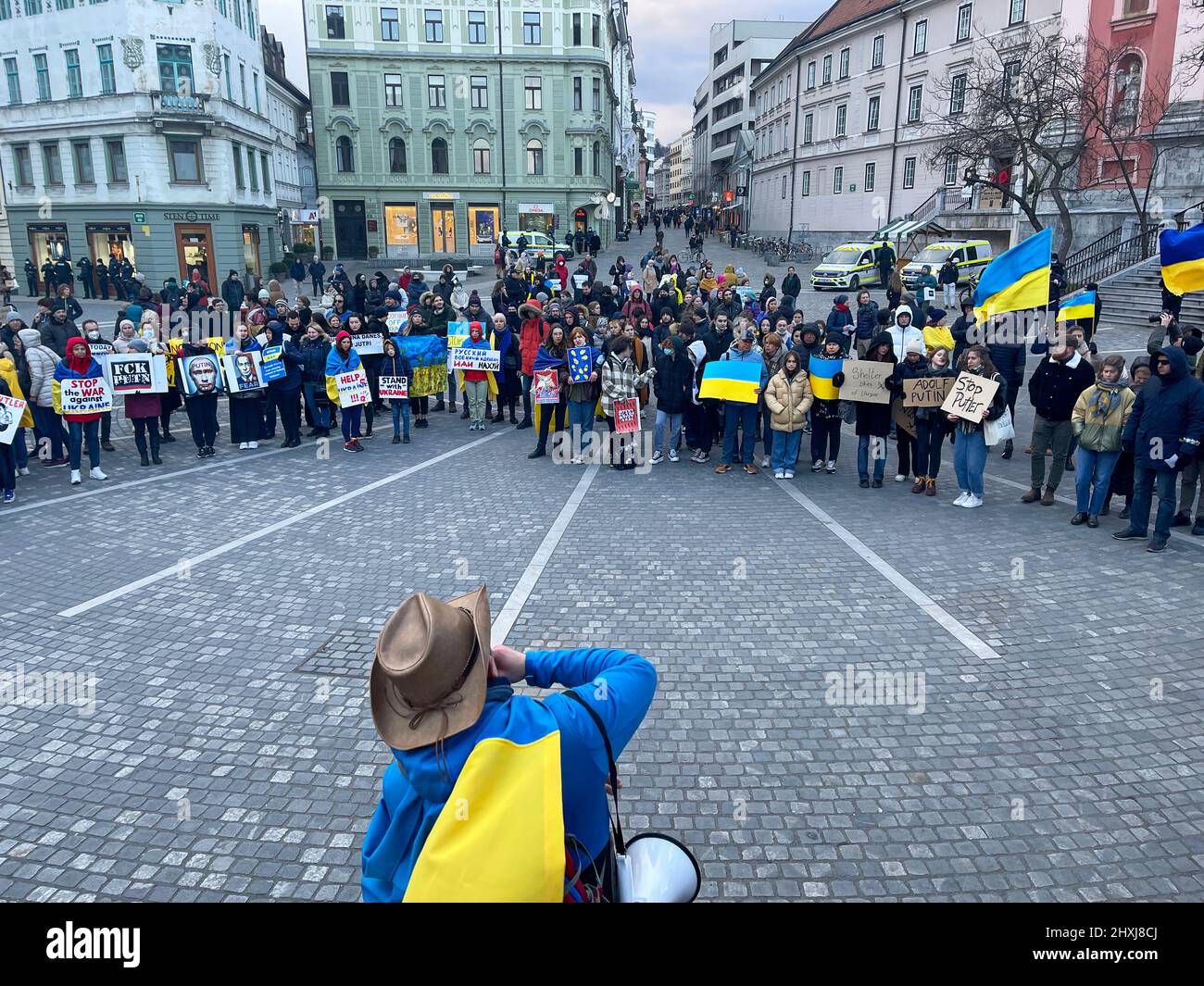 Protestation contre la guerre en Ukraine. Une foule de personnes sur la place avec des drapeaux et des affiches arrête la guerre arrête les slogans de poutine pour la paix. Rallye paisible de Banque D'Images