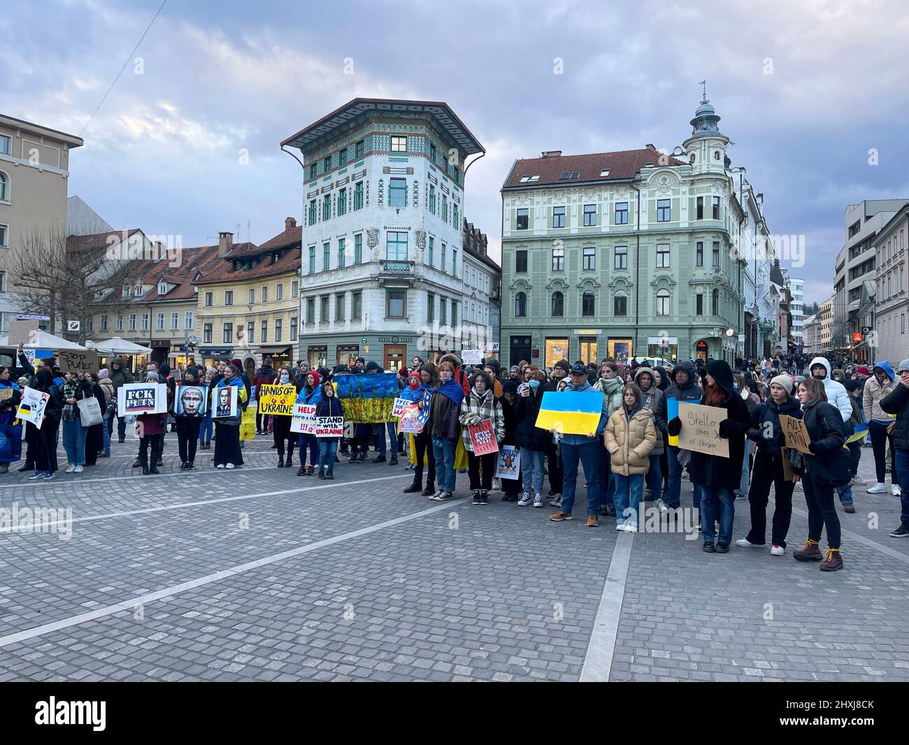 Protestation contre la guerre en Ukraine. Une foule de personnes sur la place avec des drapeaux et des affiches arrête la guerre arrête les slogans de poutine pour la paix. Rallye paisible de Banque D'Images