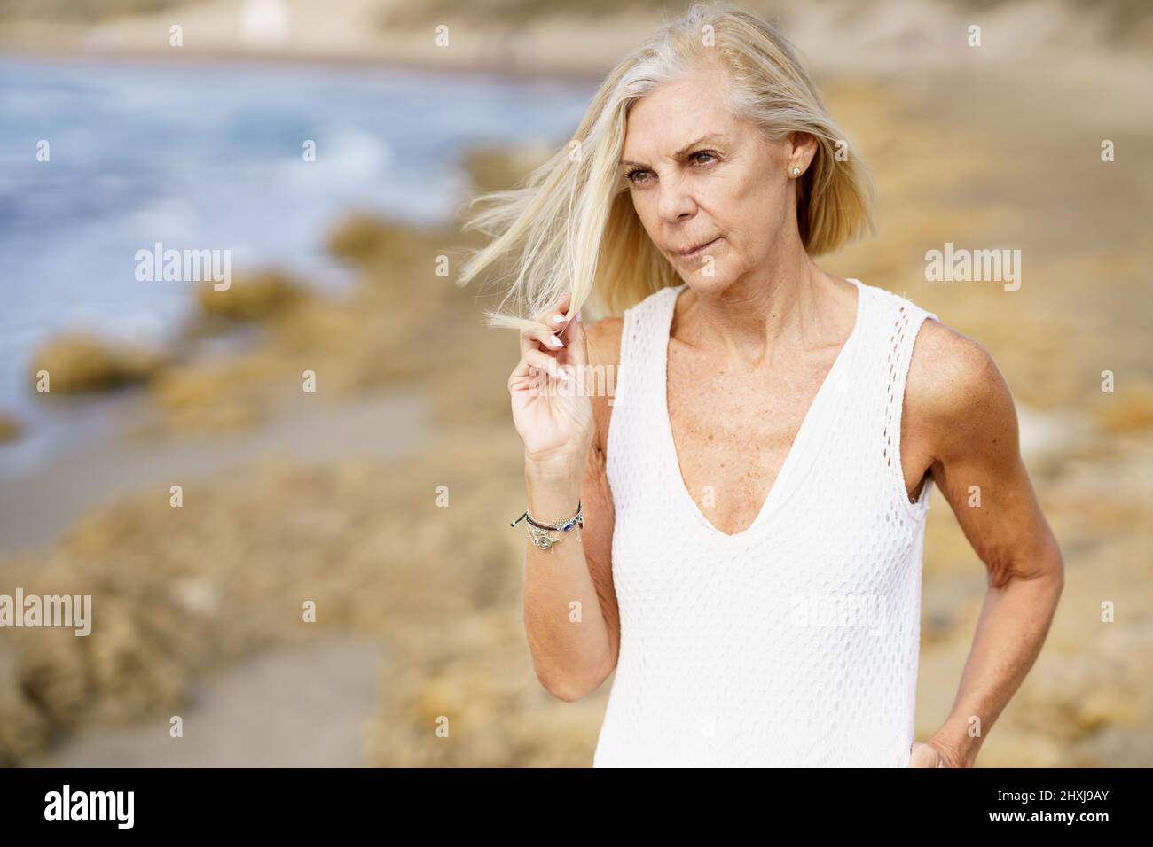 Femme mature qui marche sur la plage Banque de photographies et d