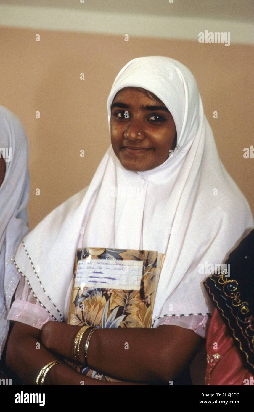 Portrait D'UNE ÉCOLE MUSULMANE foulard pour étudiants musulmans Photo Stock  - Alamy