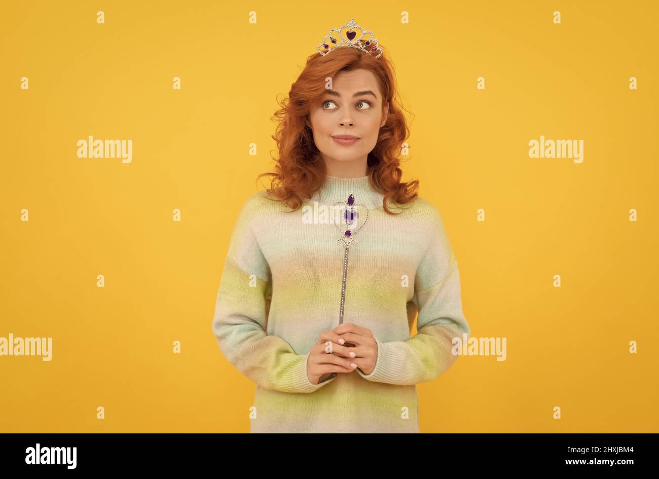 redhead femme dans la couronne de reine avec baguette magique, wish Banque D'Images