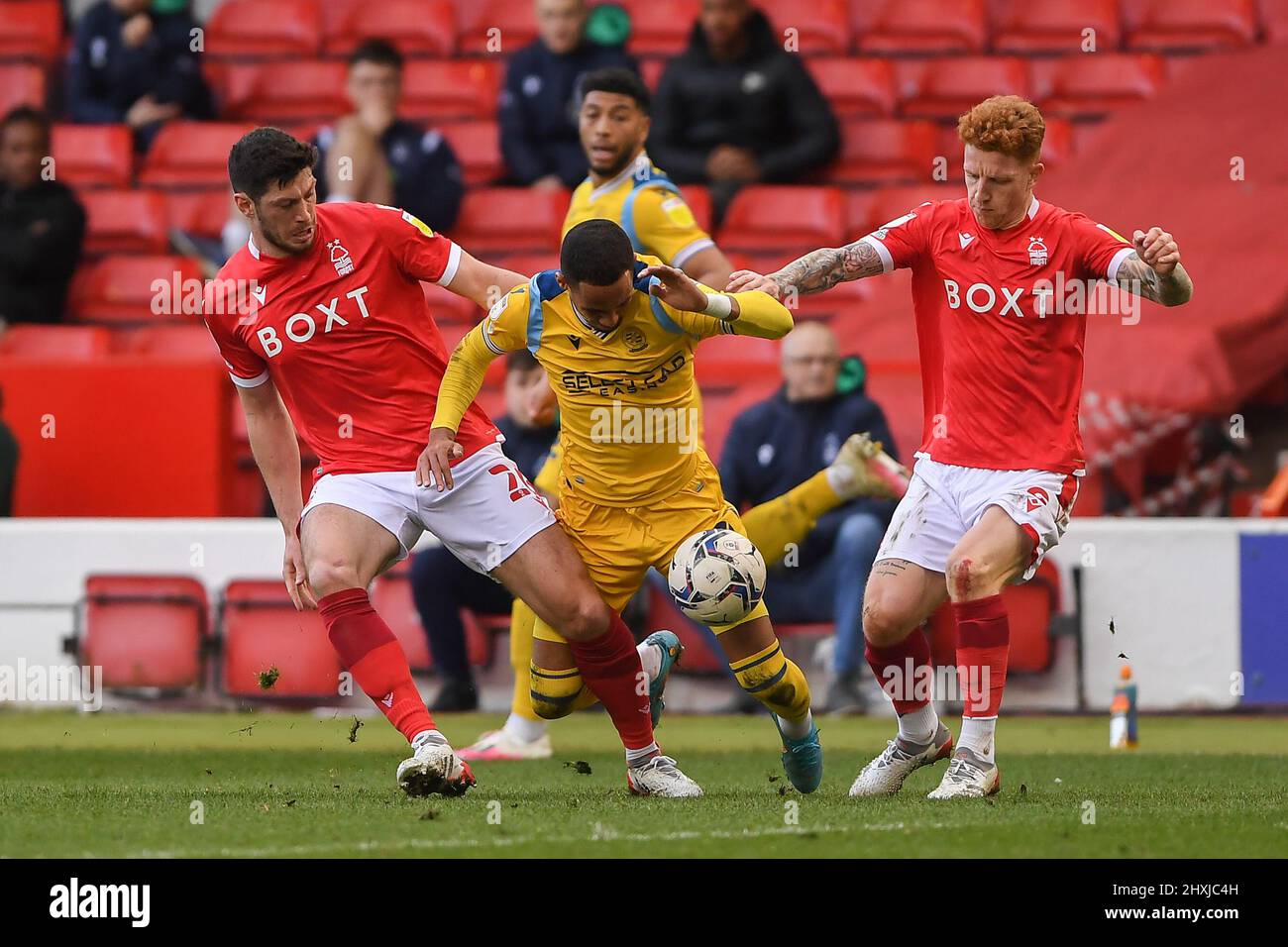 NOTTINGHAM, ROYAUME-UNI. 12th MARS Scott McKenna de la forêt de Nottingham et Jack Colback de la forêt de Nottingham combattent avec Tom Ince de Reading lors du match de championnat Sky Bet entre la forêt de Nottingham et Reading au City Ground, Nottingham, le samedi 12th mars 2022. (Crédit : Jon Hobley | MI News) Banque D'Images