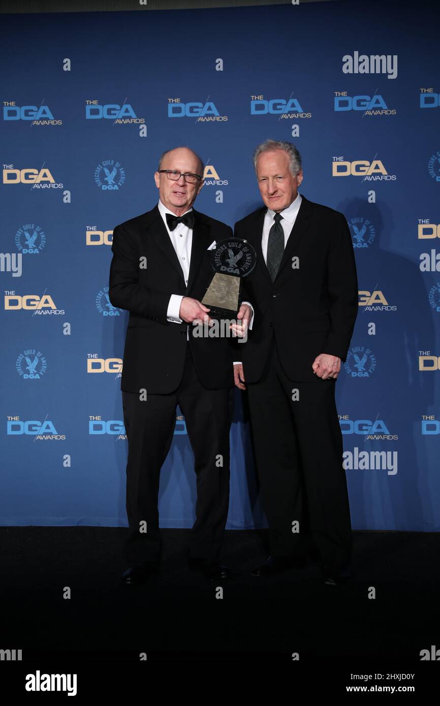 Joseph P. Reidy et Michael Mann dans la salle de presse lors des Prix annuels de la Guilde des directeurs d'Amérique 74th qui se sont tenus à l'hôtel Beverly Hilton à Beverly Hills, CA, le samedi 12 mars 2022. (Photo de Conor Duffy/Sipa USA) Banque D'Images