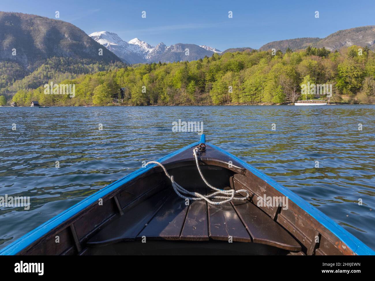 Lac de Bohinj (Bohinjsko jezero), Parc national de Triglav, haute-Carniola, Slovénie. Arc de bateau à ramer. Alpes Juliennes en arrière-plan. Banque D'Images