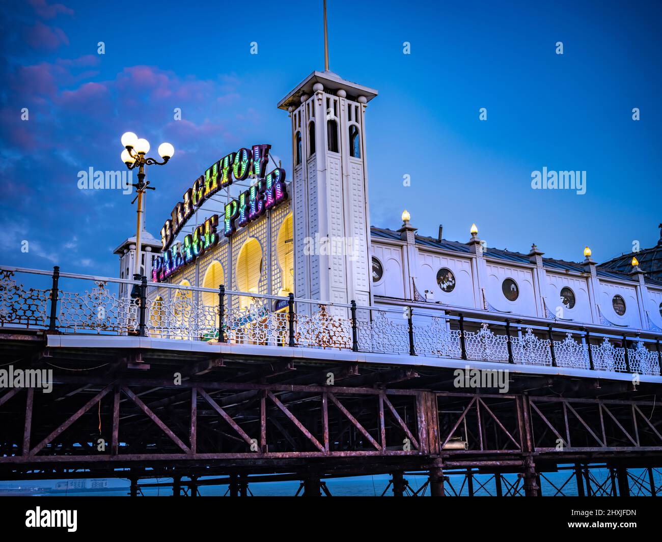 Photo du crépuscule de Brighton Palace Pier, à Brighton, East Sussex Banque D'Images