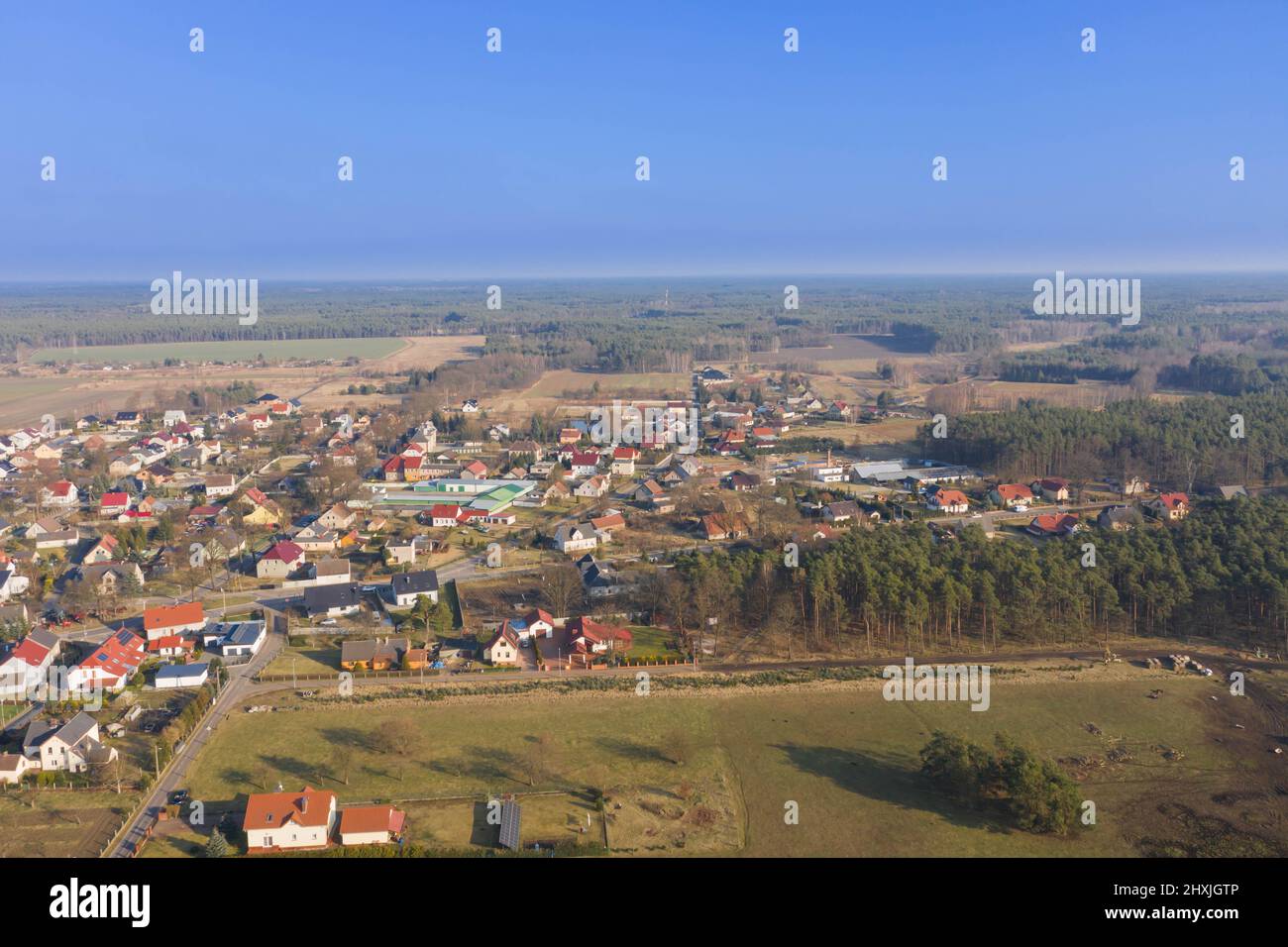 Fait d'une grande hauteur, un panorama d'une petite ville provinciale à l'aide d'un drone. Banque D'Images